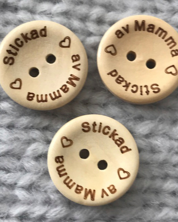 Träknapp Stickad av Mamma 20 mm