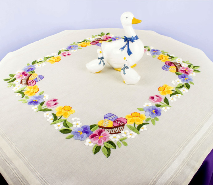 Duk Påskeegg blant blomster