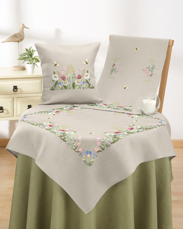 Broderikit Kudde Ängsblommor med eller utan garn