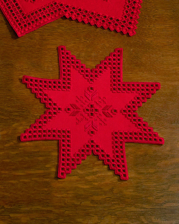 Hardangerdeckchen Stern rot